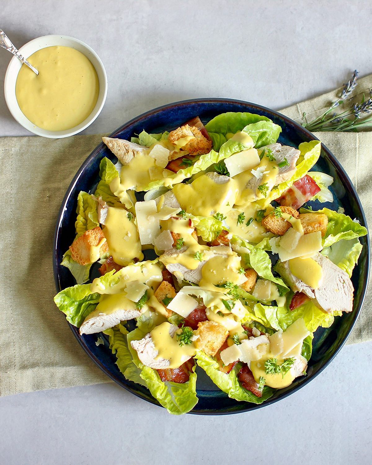 Cæsarsalat er en klassiker med god grunn. Jeg liker å posjerte kyllingen i en god kraft for at den skal bli ekstra saftig. Nydelig med sammen med sprø salat og kremet dressing ❤️

Oppskrift i bio og på matminner.com 👉 @matminner 

#salat #lunsj #hjemmekontor #5omdagen #merav #matprat #matbloggsentralen #kylling #godtno #cæsarsalat #middagstips #matminner